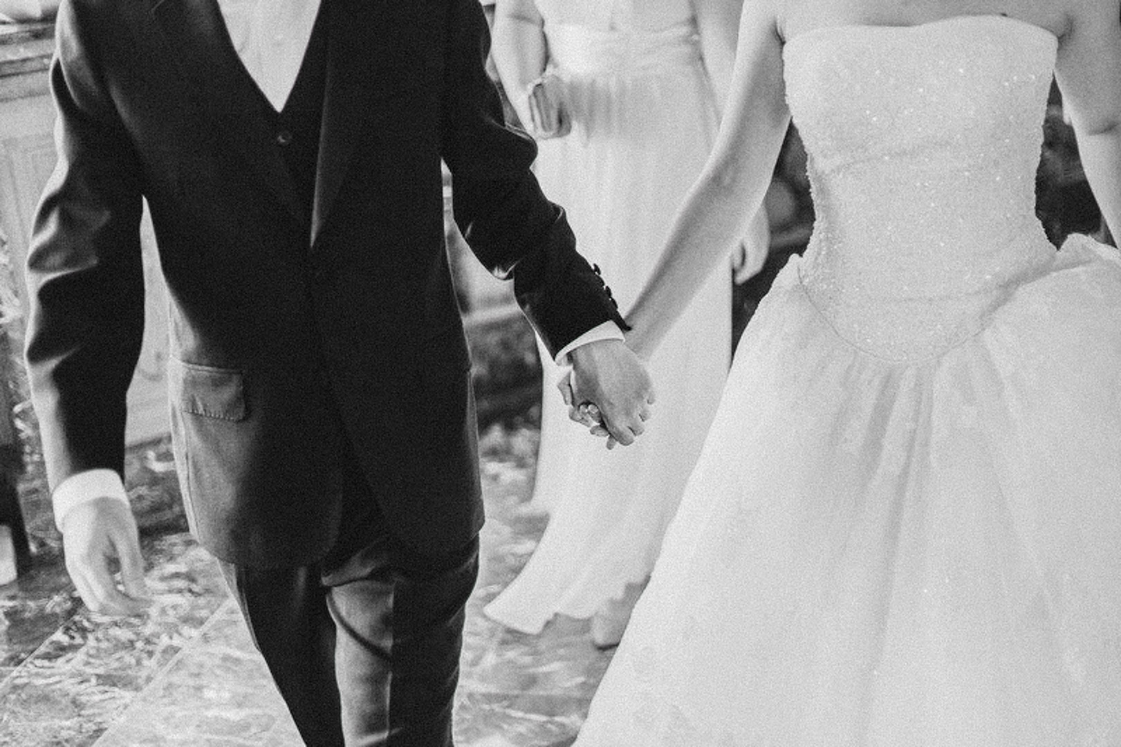 couple qui se tient la main pendant leur mariage avec leur photographe de mariage à metz