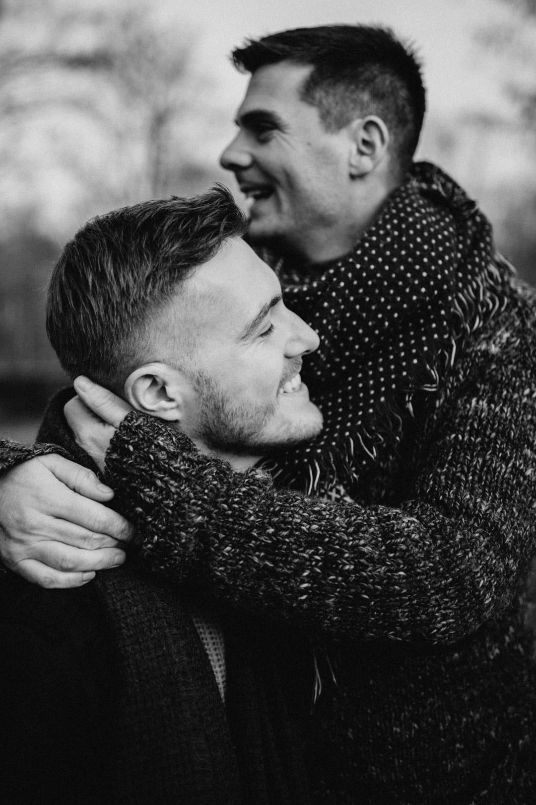 portrait d'un couple d'hommes homo durant une séance photo à metz