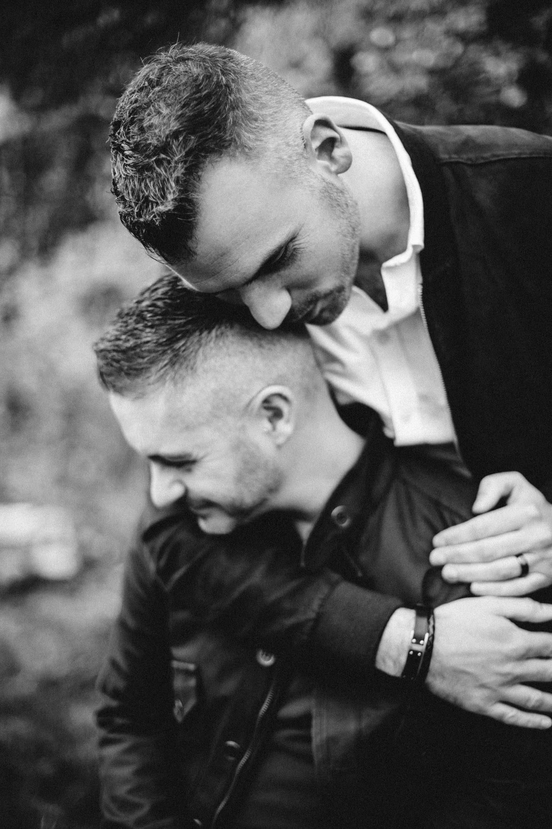 couple d'hommes gays qui s'enlacent durant une séance photo à metz