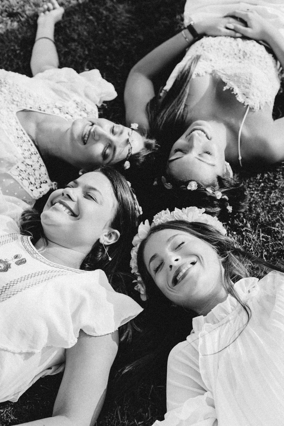 quatre femmes couchées lors d'une enterrement de vie de jeune fille à metz