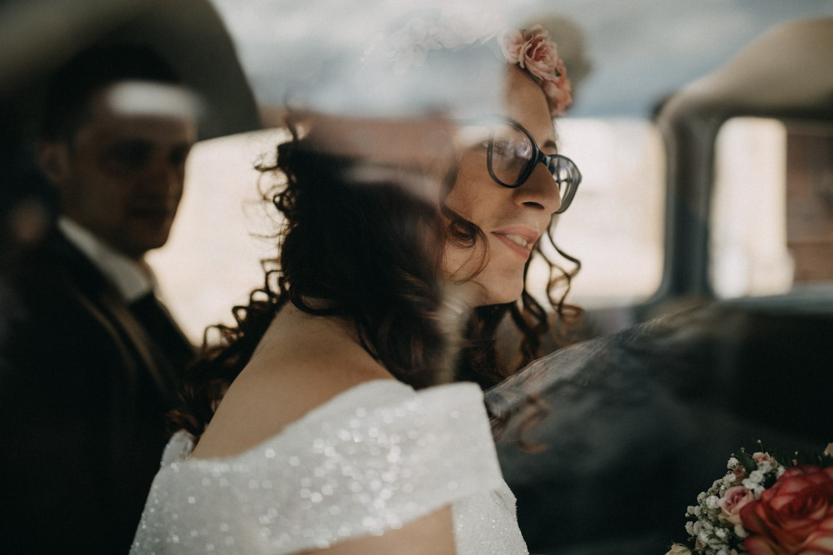 la mariée qui regarde sa famille par la fenêtre de la voiture