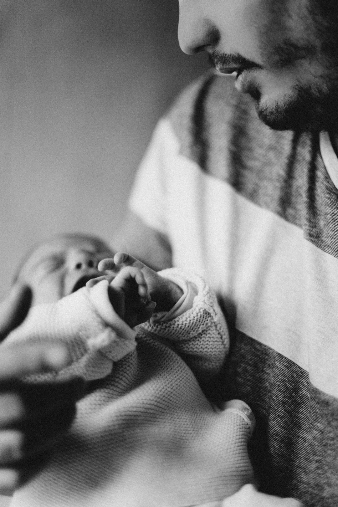 un père qui porte son bébé durant une séance photo nouveau-né à metz