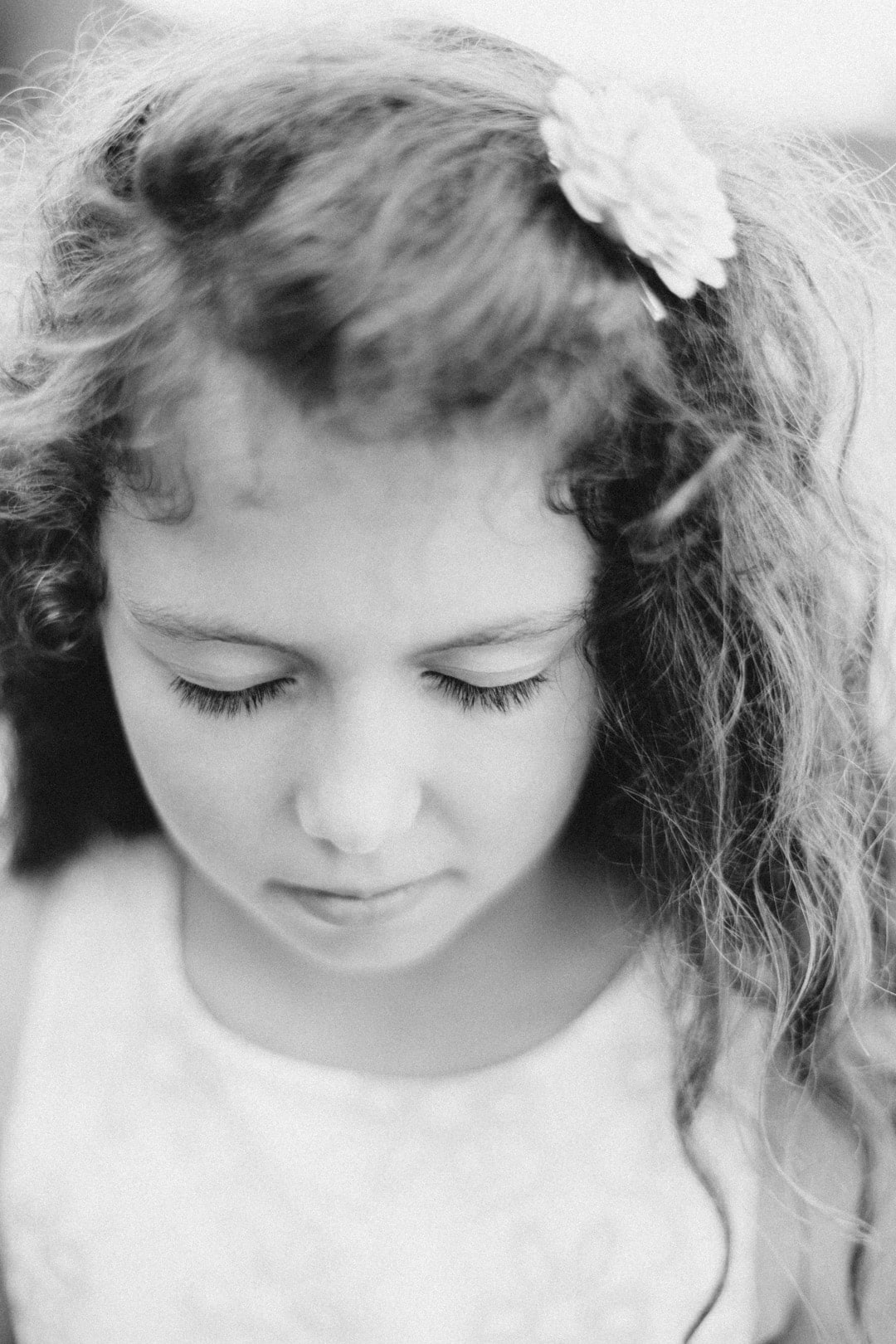 portrait noir et blanc d'une petite fille pendant une séance photo à metz