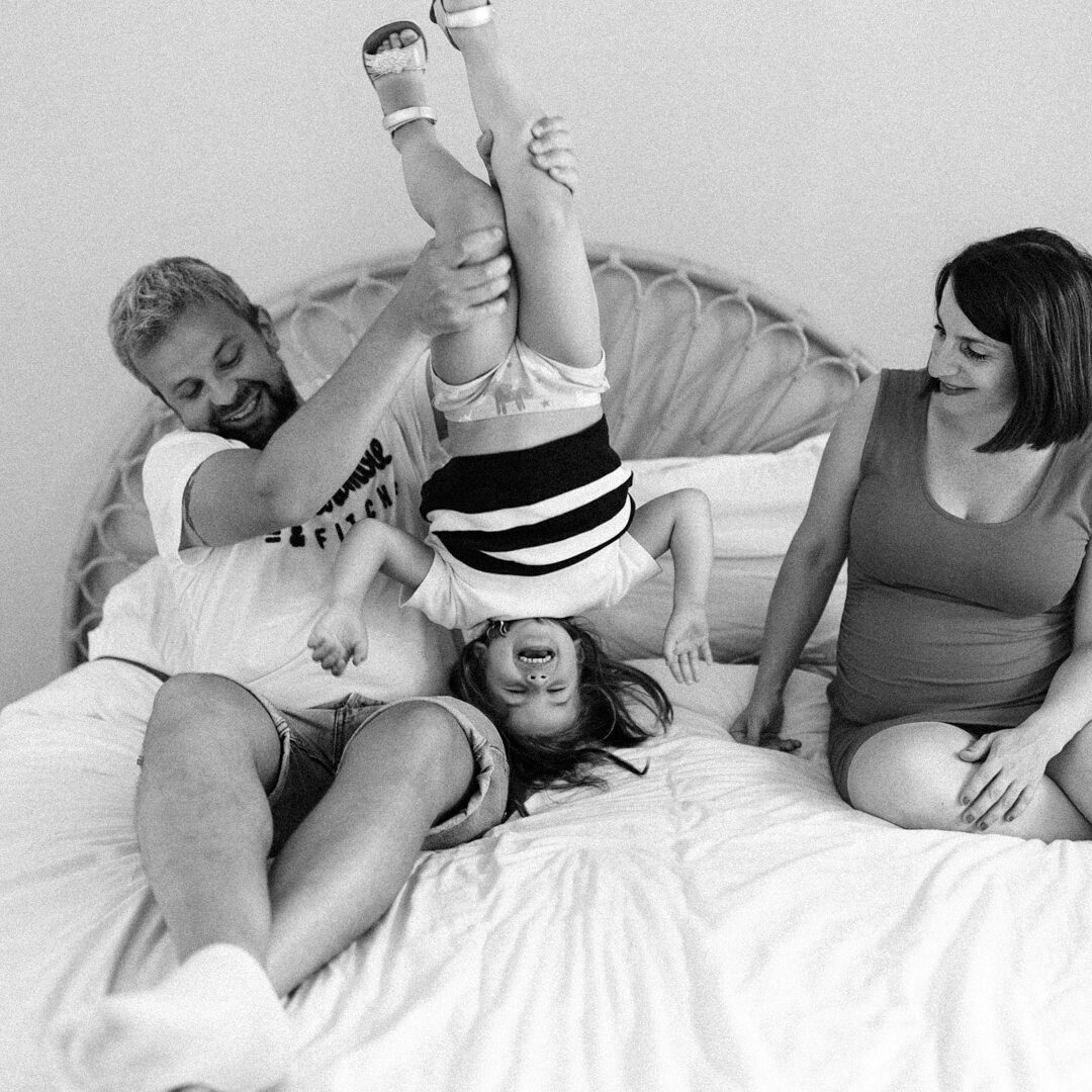 une famille qui s'amuse à metz pendant une séance photo de grossesse