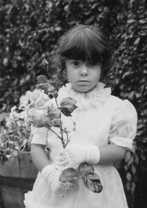 séance photo portrait d'une petite fille en noir et blanc prise par la photographe de mariage à nancy
