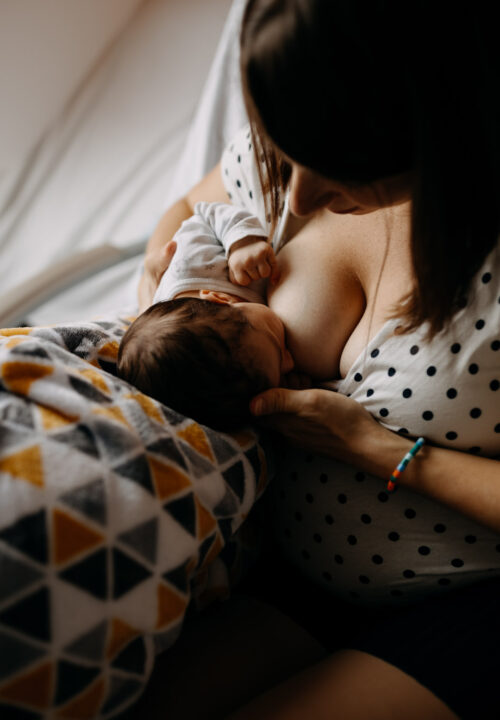 une mère après son accouchement en compagnie du bébé lors de l'allaitement du nouveau-né à la maternité de Metz dans le département de la Moselle en Lorraine