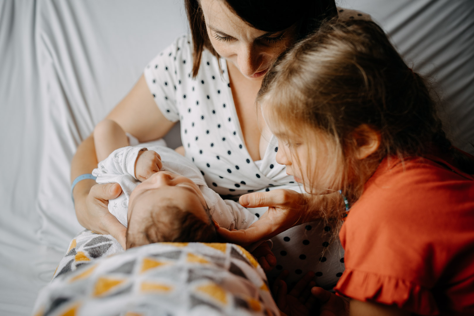 une mère après son accouchement en compagnie de son bébé et de sa fille lors de l'allaitement du nouveau-né à la maternité de Metz dans le département de la Moselle en Lorraine
