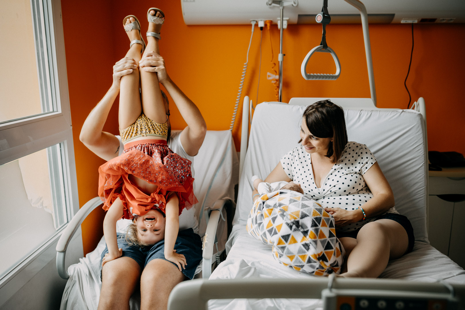 une famille après l'accouchement de la maman avec son bébé lors de la naissance du nouveau-né à la maternité de Metz dans le département de la Moselle en Lorraine