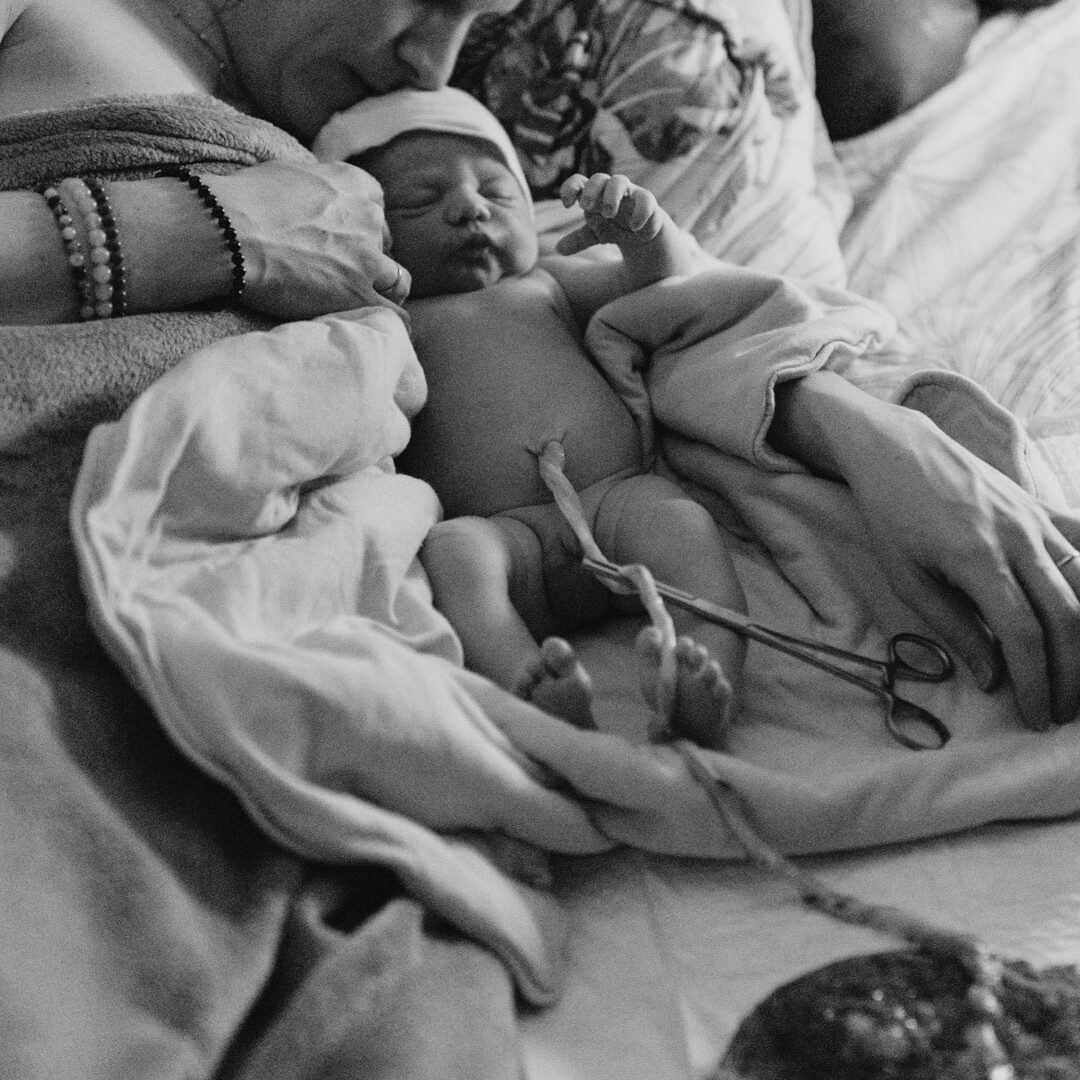 une mère qui embrasse son bébé nouveau-né après son accouchement en maison de naissance à la maternité de Nancy dans le département de la Meurthe et Moselle en Lorraine