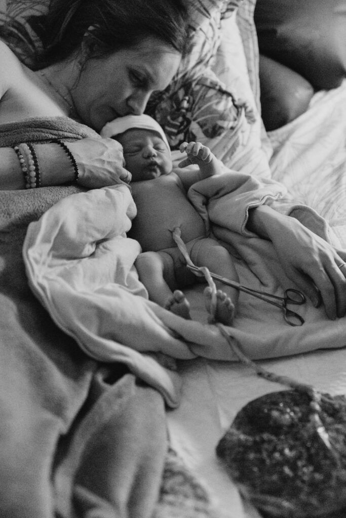 une mère qui embrasse son bébé nouveau-né après son accouchement en maison de naissance à la maternité de Nancy dans le département de la Meurthe et Moselle en Lorraine